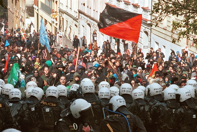 Demonstrace proti zasedání MMF a Světové banky v Praze. (26. září 2000)