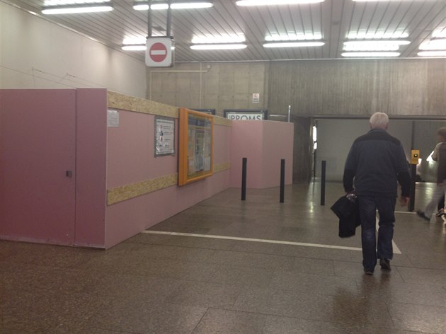 Stanice metra Roztyly ped stavbou výtahu.
