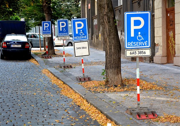 Jihlava zpřísní přidělování stání pro invalidy, řidiči si na ně jen hráli