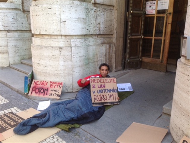 Bezdomovci táboí ped praským ministerstvem práce a sociálních vcí