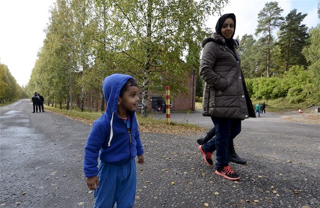 Irá�tí �adatelé o azyl se procházejí po uprchlickém centru ve m�st� Lahti na...