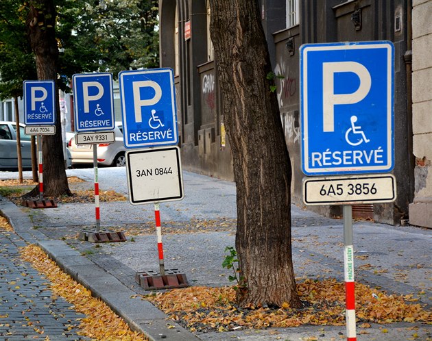 Parkování v aleji značek. Ulice plné parkovacích stání pro invalidy nejsou  výjimkou - Metro.cz