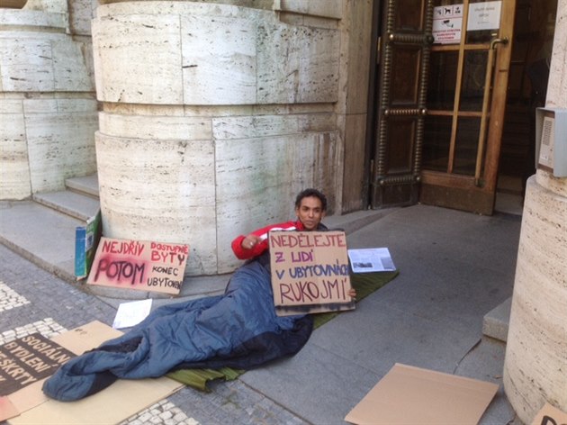 Bezdomovci táboí ped praským ministerstvem práce a sociálních vcí