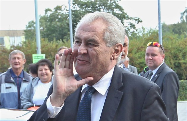 Prezident Milo� Zeman p�i náv�t�v� �eského T�ína diskutoval se studenty.