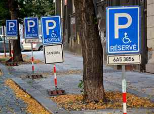 Parkování v aleji značek. Ulice plné parkovacích stání pro invalidy nejsou  výjimkou - Metro.cz