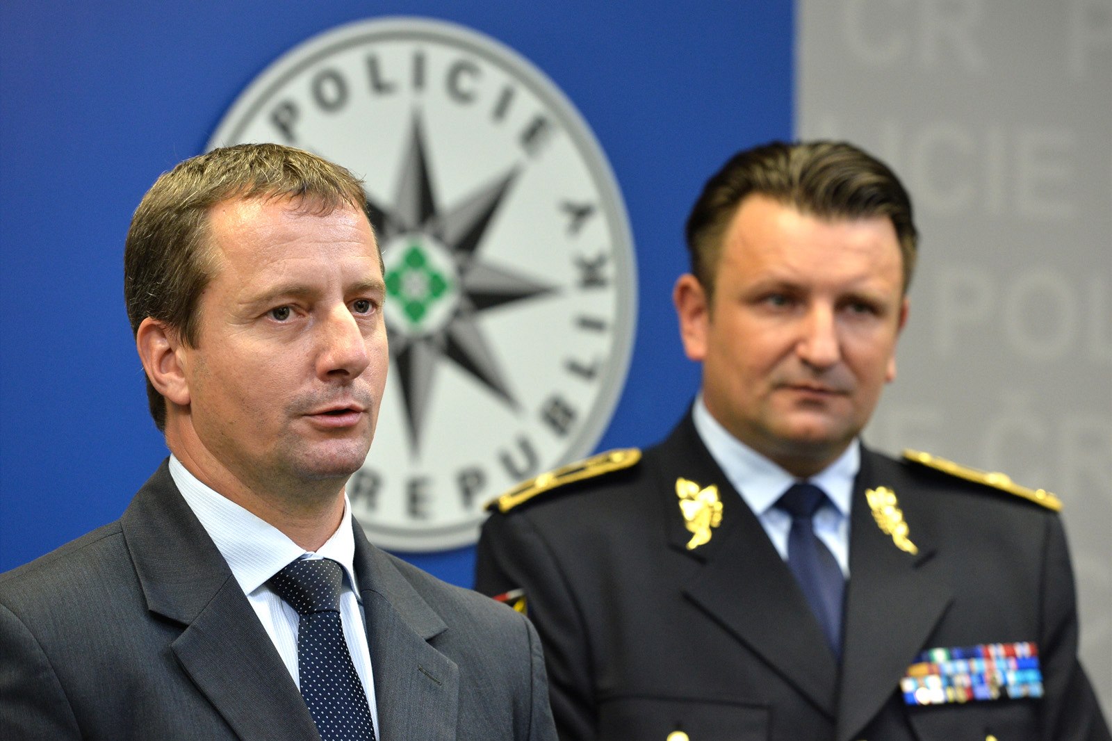 �editel Útvaru pro ochranu prezidenta Petr Dongres (vlevo) a policejní...