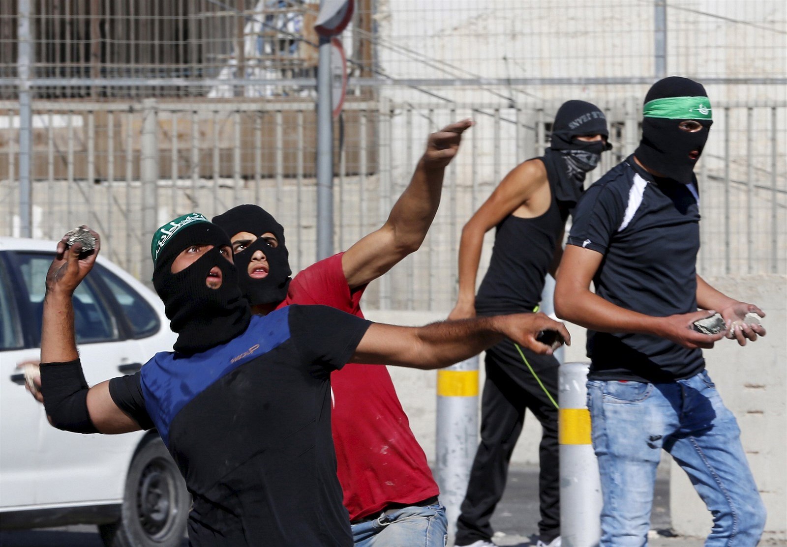 Palestinci vrhají kameny. Te� jim za to hrozí n�kolikaletý trest v�zení.