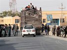 Obyvatelé afghánského Kundúzu opoutí msto bhem boj radikál z hnutí Taliban...