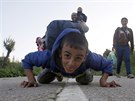 Syn uprchlíků žertuje s fotografem agentury AP na srbsko-chorvatské hranici...
