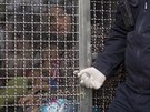 Chorvatský voják steí migranty u Botova na maarské hranici (24. záí 2015)