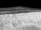 Snímek povrchu Marsu naznačuje, že se na planetě vyskytuje tekoucí voda.