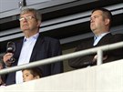 Se sklenikou v ruce sleduje fotbalové derby Slavia - Sparta   Miroslav Jansta,...