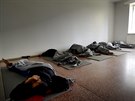 Migranti spí na zemi v uprchlické ubytovn ve finském mst Lahti.