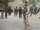 Afghánské bezpenostní sloky u brány msta Paghman. Pi sebevraedném útoku...