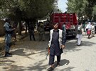 Afghánské bezpenostní sloky u brány msta Paghman. Pi sebevraedném útoku...