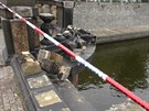 Nezn�m� �idi� proboural kamenn� z�bradl� na mostu Legi�, z m�sta ujel.