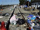 Dobrovolníci uklízí nepoádek po uprchlících v chorvatském mst Tovarnik (21....