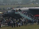 Americký bombardér B-52 v obležení diváků během Dnů NATO v Ostravě