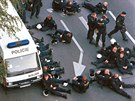 Policisté odpoívají bhem demonstrace proti zasedání MMF a Svtové banky v...
