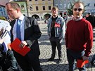 Část odpůrců, kteří ve Frýdku-Místku ukazovali Miloši Zemanovi červenou kartu a...