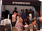 Kávu na Jarmarku prodával tradin etzec Starbucks.