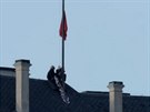 Akce s vyvěšením rudých trenek na místě, kde běžně vlaje prezidentská zástava,...