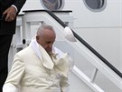 Návtva papee Frantika na Kub. Pontifika uvítal na letiti vítr.