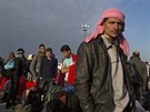 Migranti ekají frontu na registraci do uprchlického tábora v chorvatském...