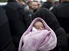 ena se svým díttem eká na registraci do chorvatského uprchlického tábora v...