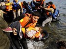 Syrtí uprchlíci se vyloují na eckém ostrov Lesbos. (26. záí 2015)