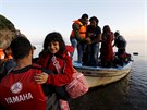Syrtí uprchlíci se vyloují z rybáské lodi na ecký ostrov Lesbos. (27. záí...