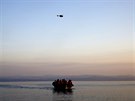 Syrtí uprchlíci míí na ecký ostrov Lesbos a vrtulník Frontexu jim létá nad...