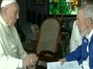 Pape Frantiek se na Kub setkal s Fidelem Castrem.