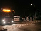 Ve finském Lahti napadli autobus s uprchlíky kamením a pyrotechnikou.