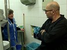 Zdeněk Pohlreich během rozhovoru s Ukrajinkou Kristýnou. V Plevelu myla nádobí,...