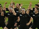 HAKA Novozélandtí ragbisté si dodávají odvahu bojovým tancem ped zápasem MS...