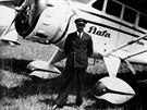 Josef Engli� u jednoho z Ba�ov�ch letoun�.