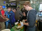 Dobrovolníci rozdávají jídlo uprchlíkm na vídeském hlavním nádraí. (22. záí...