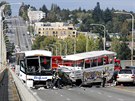Obojivelný lun s turisty vrazil v Seattlu do autobusu (24. záí 2015)