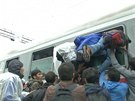 Uprchlíci se perou o místo ve vlaku v chorvatském Tovarniku