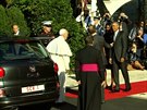 Pape pijel za Obamou do Bílého domu ve Fiatu.
