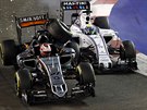SRÁKA. Nico Hulkenberg (vlevo) a Felipe Massa ve Velké cen Singapuru formule...