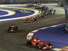NÁSKOK POMALU NARSTÁ. Sebastian Vettel  ve Velké cen Singapuru formule 1.