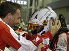 TYS TO DOKÁZAL. Sebastian Vettel slaví s leny týmu Ferrari vítzství ve Velké...