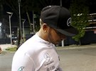 ZKLAMANÝ. Lewis Hamilton ve Velké cen Singapuru formule 1.