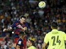 Lionel Messi z Barcelony hlavikuje v utkání proti Levante.
