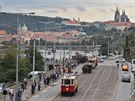 Prvodu tramvají centrem Prahy nastavoval cestu historický sluební vz.