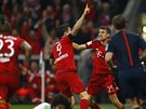 Robert Lewandowski (uprosted) z Bayernu Mnichov se raduje z jednoho ze svých...