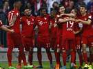 Fotbalisté Bayernu Mnichov se radují z výhry nad Wolfsburgem.