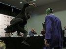 Tyson Fury v masce Betmana se vrhá na Jokera.